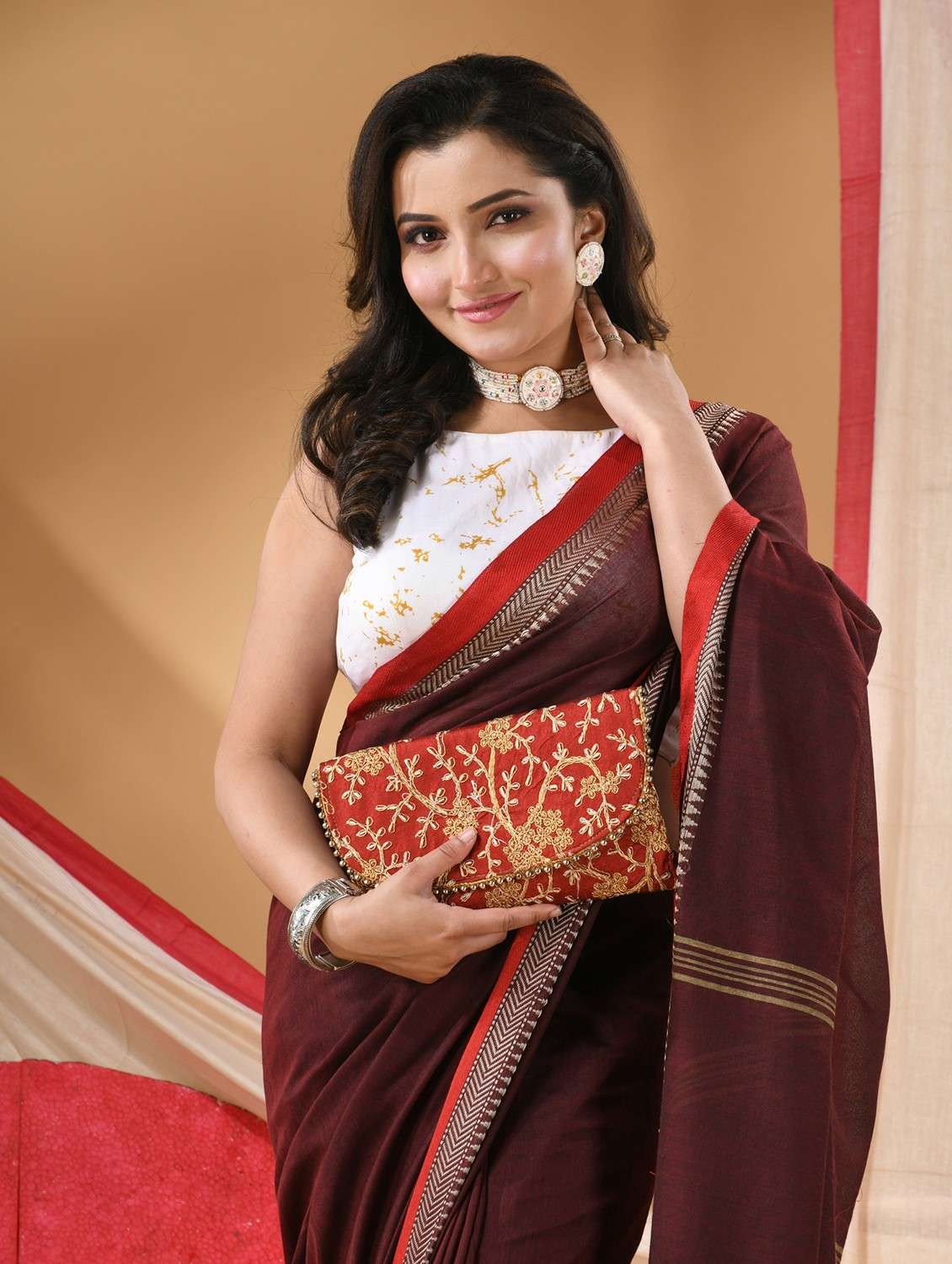 women solid with bordered handloom saree with blouse - 22088630 - Standard Image - 1