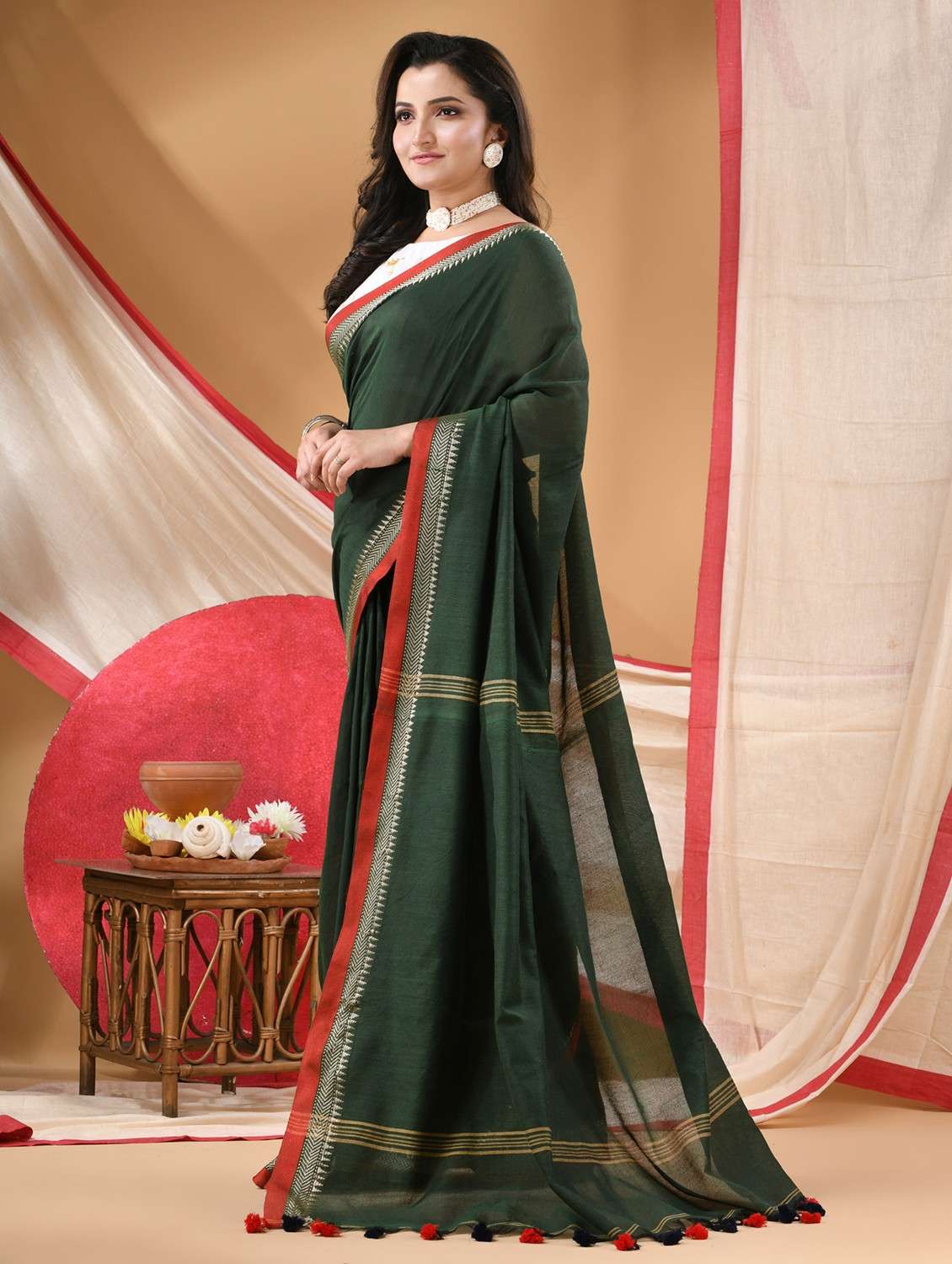 women solid with bordered handloom saree with blouse - 22088633 -  Standard Image - 1