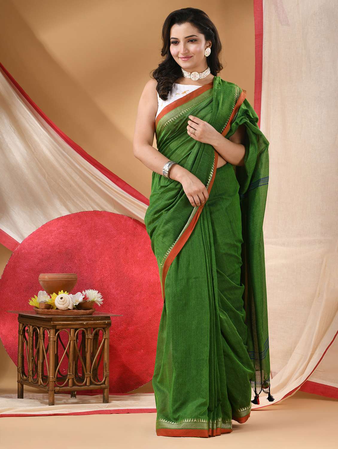 women solid with bordered handloom saree with blouse