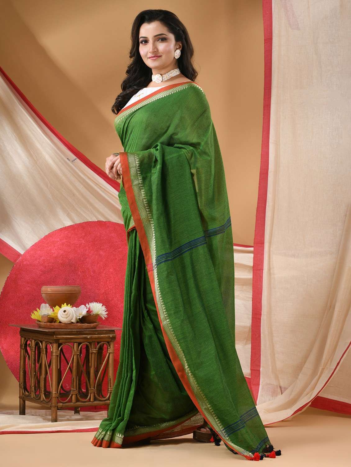women solid with bordered handloom saree with blouse - 22088634 - Standard Image - 1