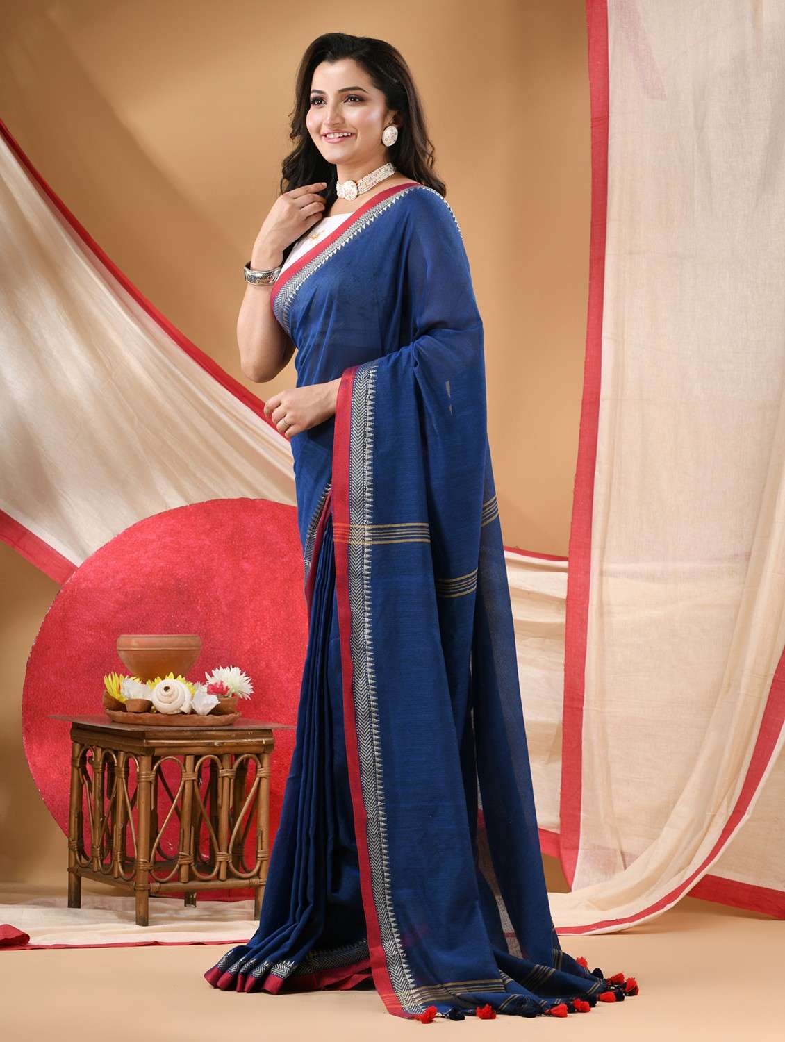 women solid with bordered handloom saree with blouse - 22088635 -  Standard Image - 1