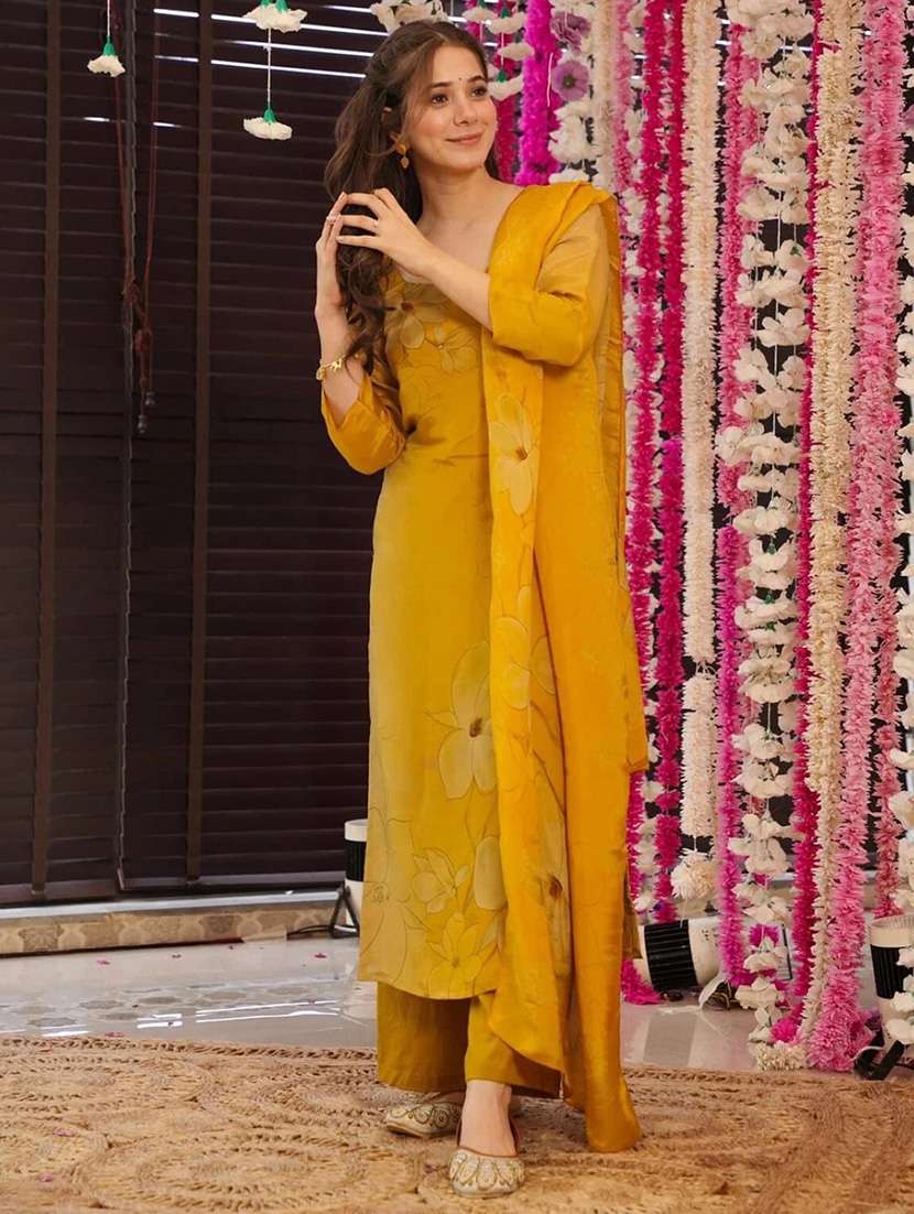 women floral three quarter sleeve kurta pant with dupatta set - 22092078 -  Standard Image - 4