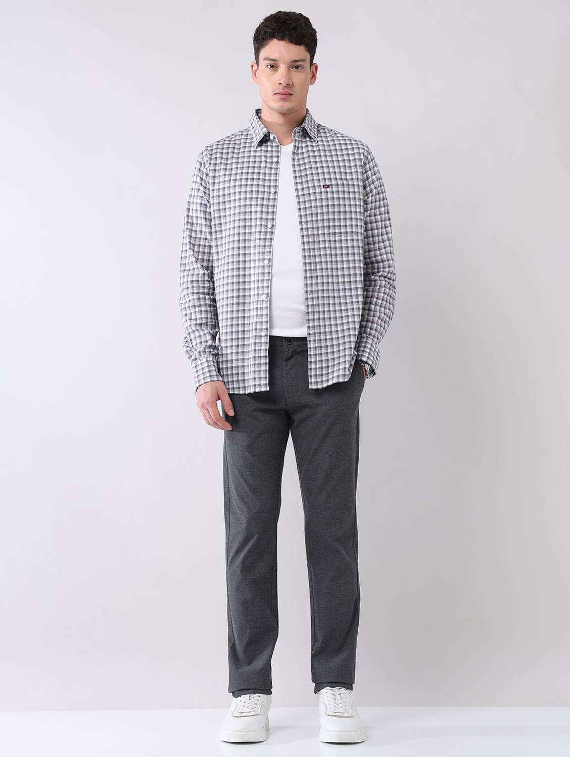 men solid mid rise flat front chinos trouser - 22092318 - Standard Image - 4