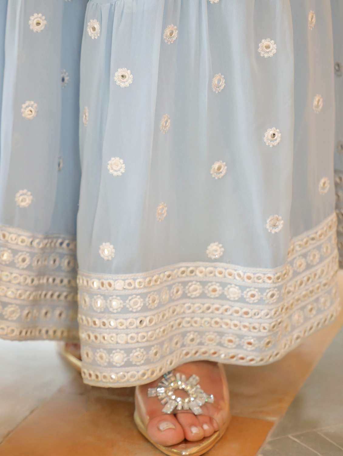 women embroidered sleeveless kurta pant with dupatta set - 22093245 - Standard Image - 4