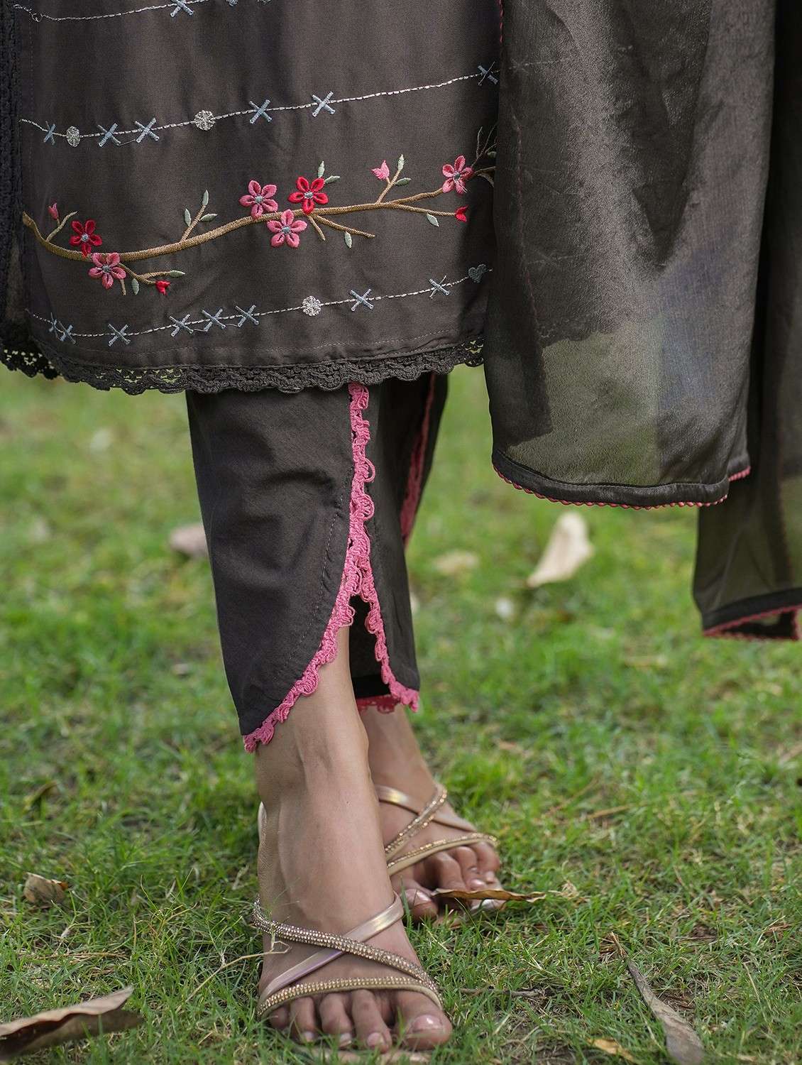 women embroidered three quarter sleeve kurta pant with dupatta set - 22093252 - Standard Image - 4