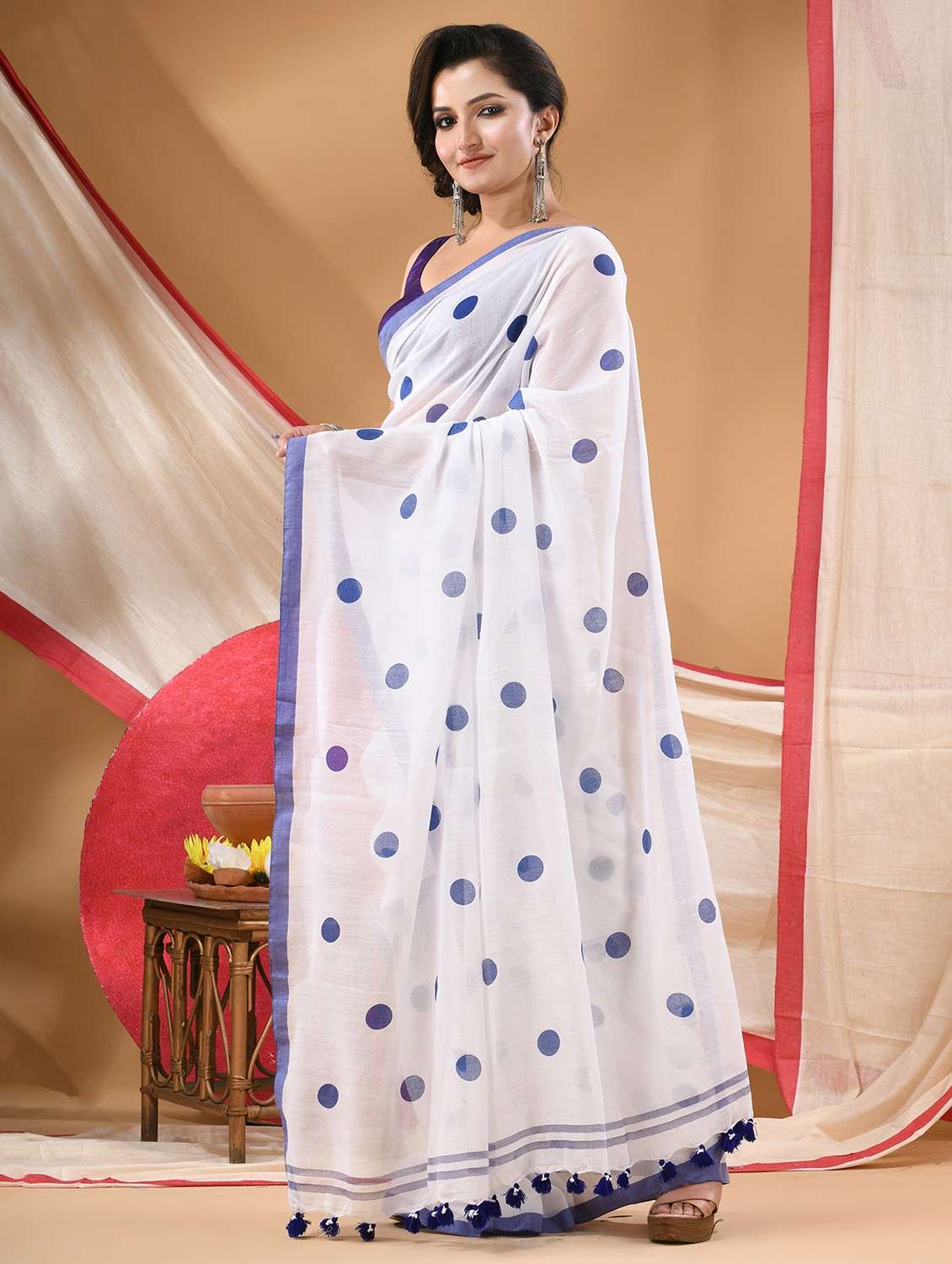 women polka dot printed handloom saree - 22105971 -  Standard Image - 1