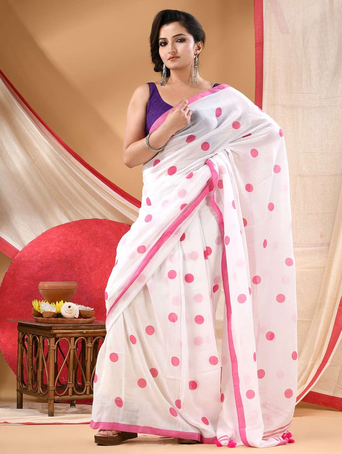 women polka dot printed handloom saree - 22105974 -  Standard Image - 1
