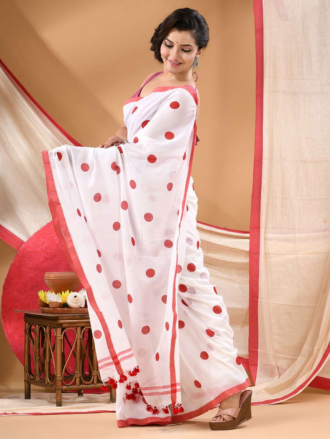 women polka dot printed handloom saree - 22105975 -  Standard Image - 1