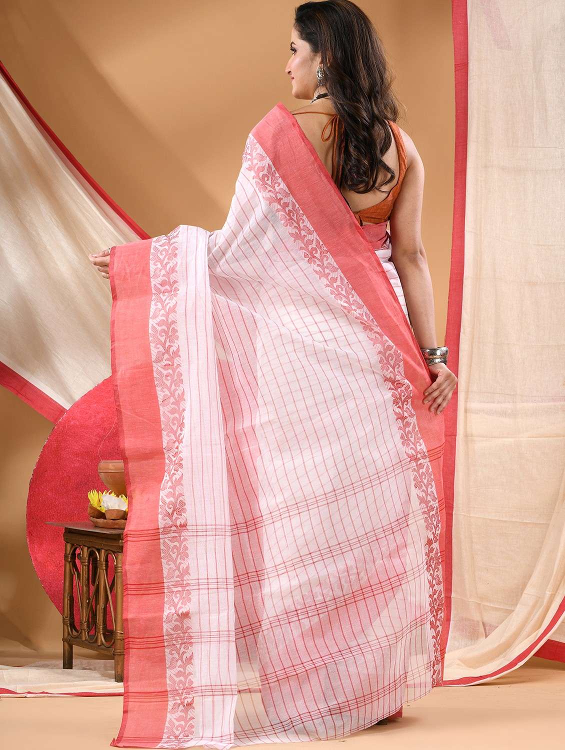 women self design tant saree - 22105980 -  Standard Image - 1
