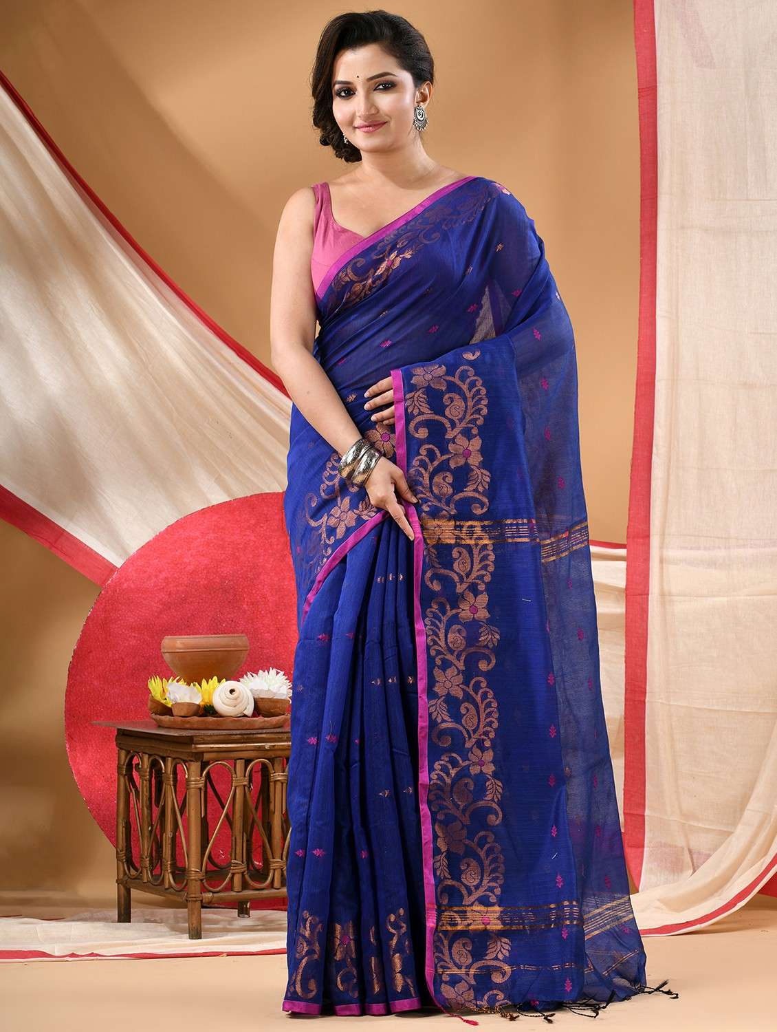 women self design handloom saree with blouse