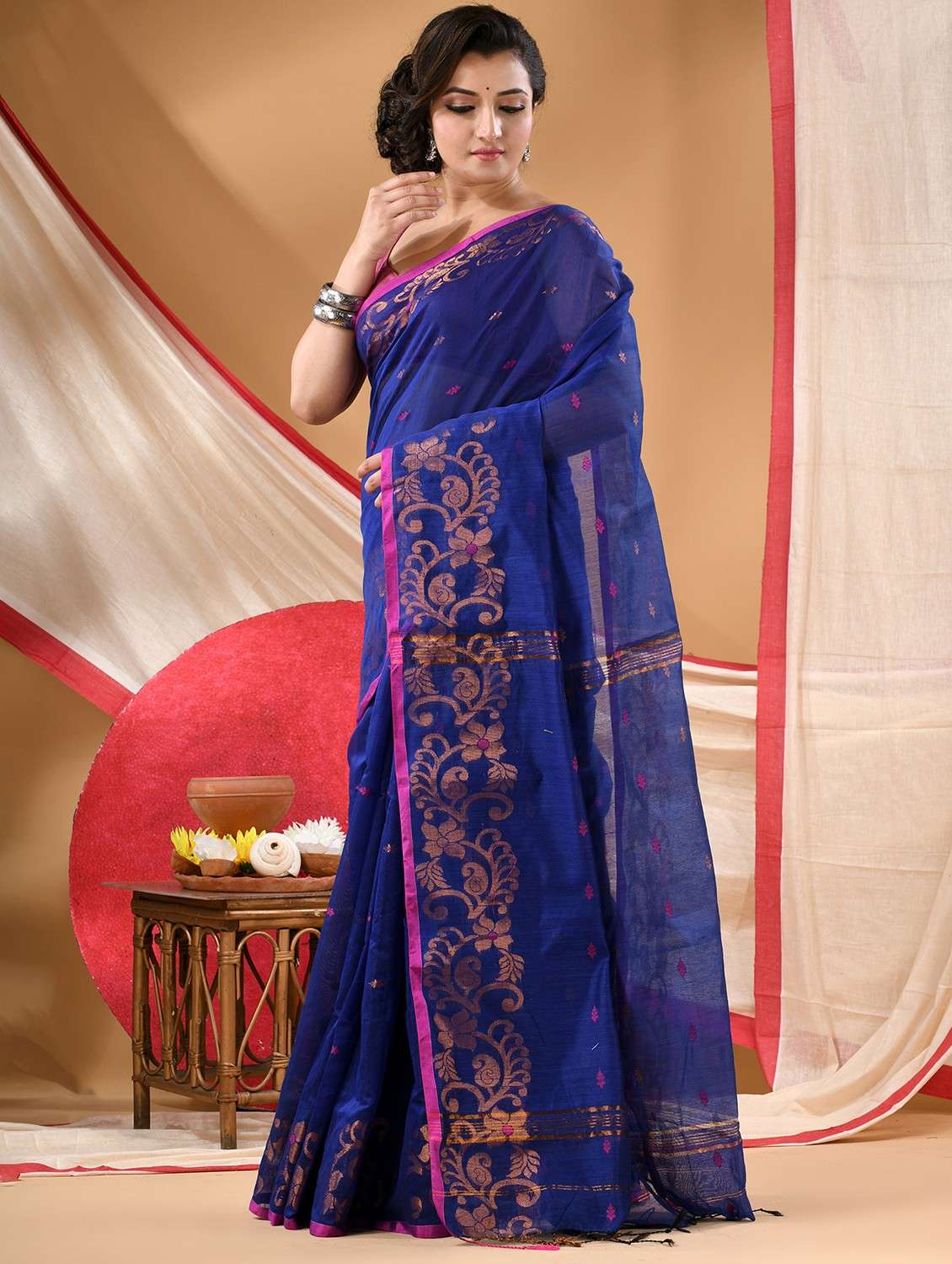 women self design handloom saree with blouse - 22105992 -  Standard Image - 1