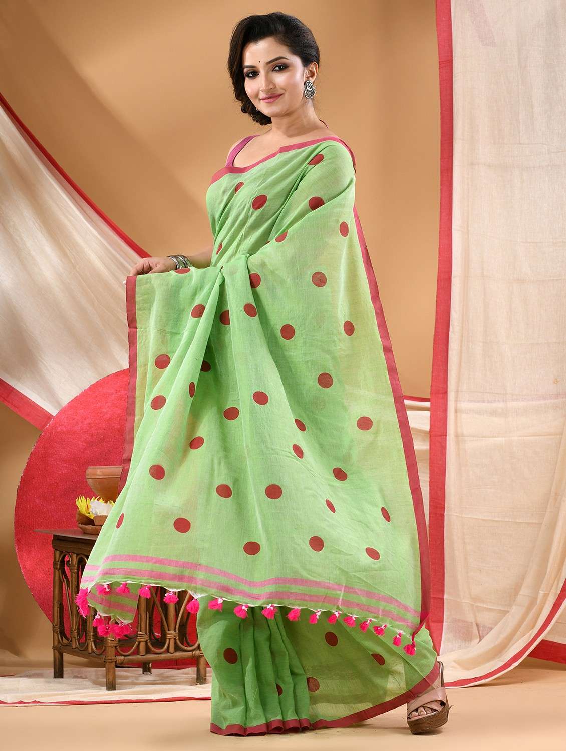 women polka dot handloom saree - 22105995 - Standard Image - 1