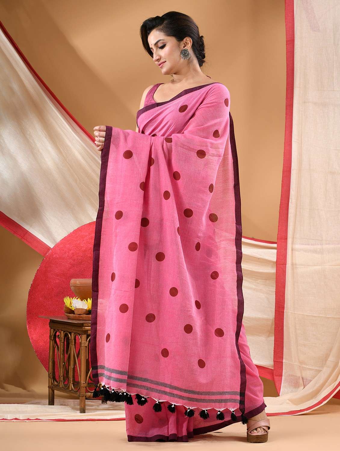women polka dot handloom saree - 22105998 -  Standard Image - 1