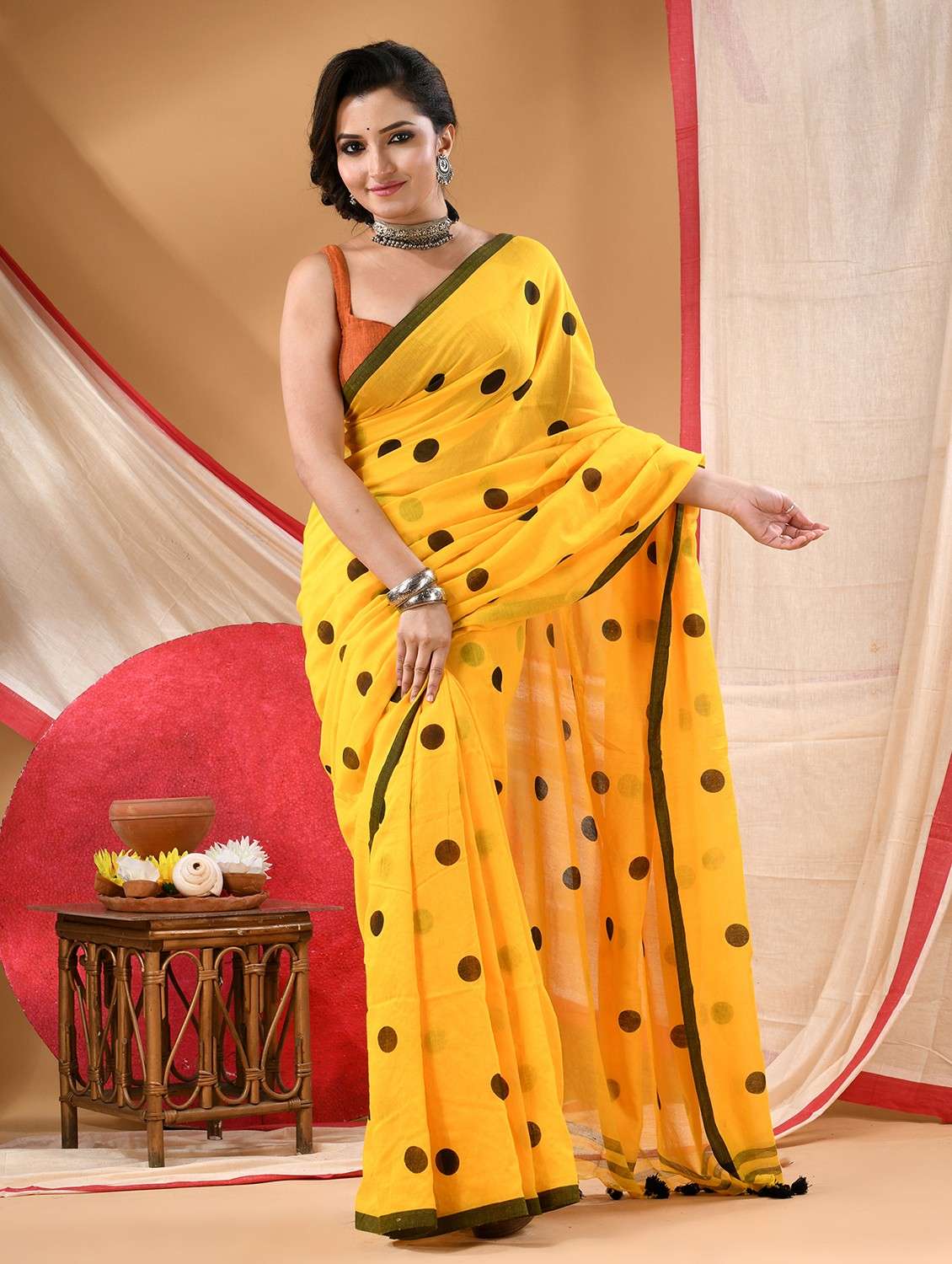 women polka dot handloom saree - 22106000 - Zoom Image - 0