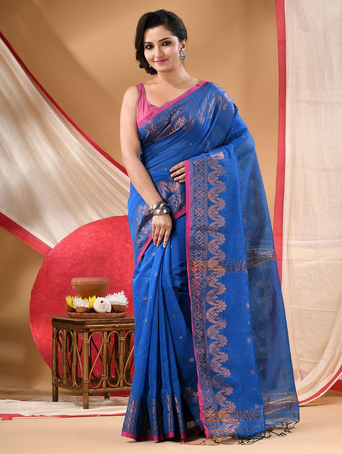 women self design handloom saree with blouse