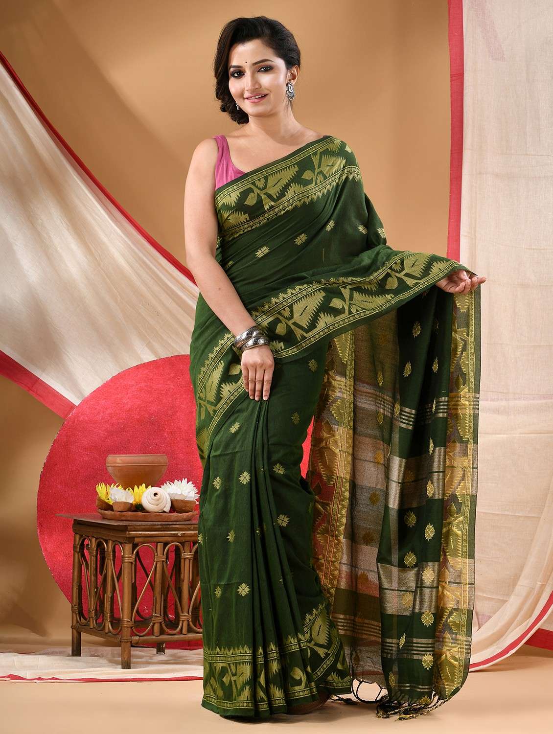 women self design handloom saree with blouse