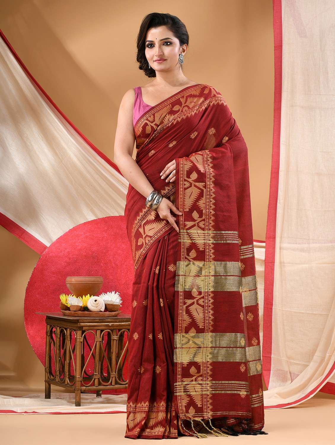 women self design handloom saree with blouse