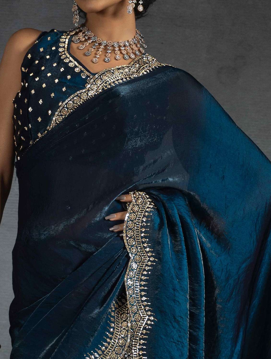 women solid with work embellished bordered saree with blouse - 22106267 -  Standard Image - 4