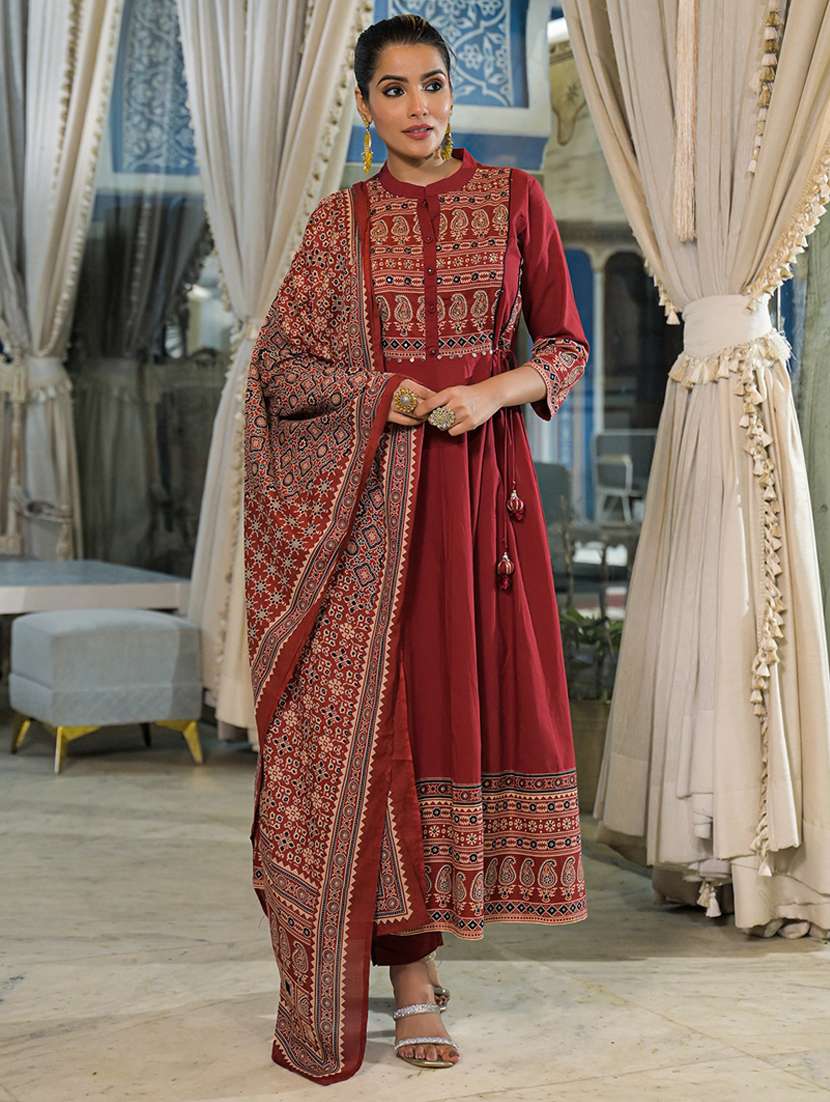 women paisley printed three quarter sleeve kurta pant with dupatta set - 22107712 -  Standard Image - 1