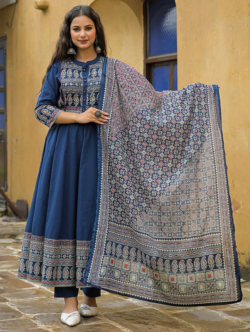 women paisley printed three quarter sleeve kurta pant with dupatta set