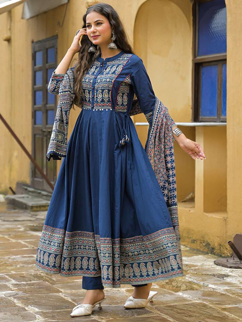 women paisley printed three quarter sleeve kurta pant with dupatta set - 22107714 -  Standard Image - 1