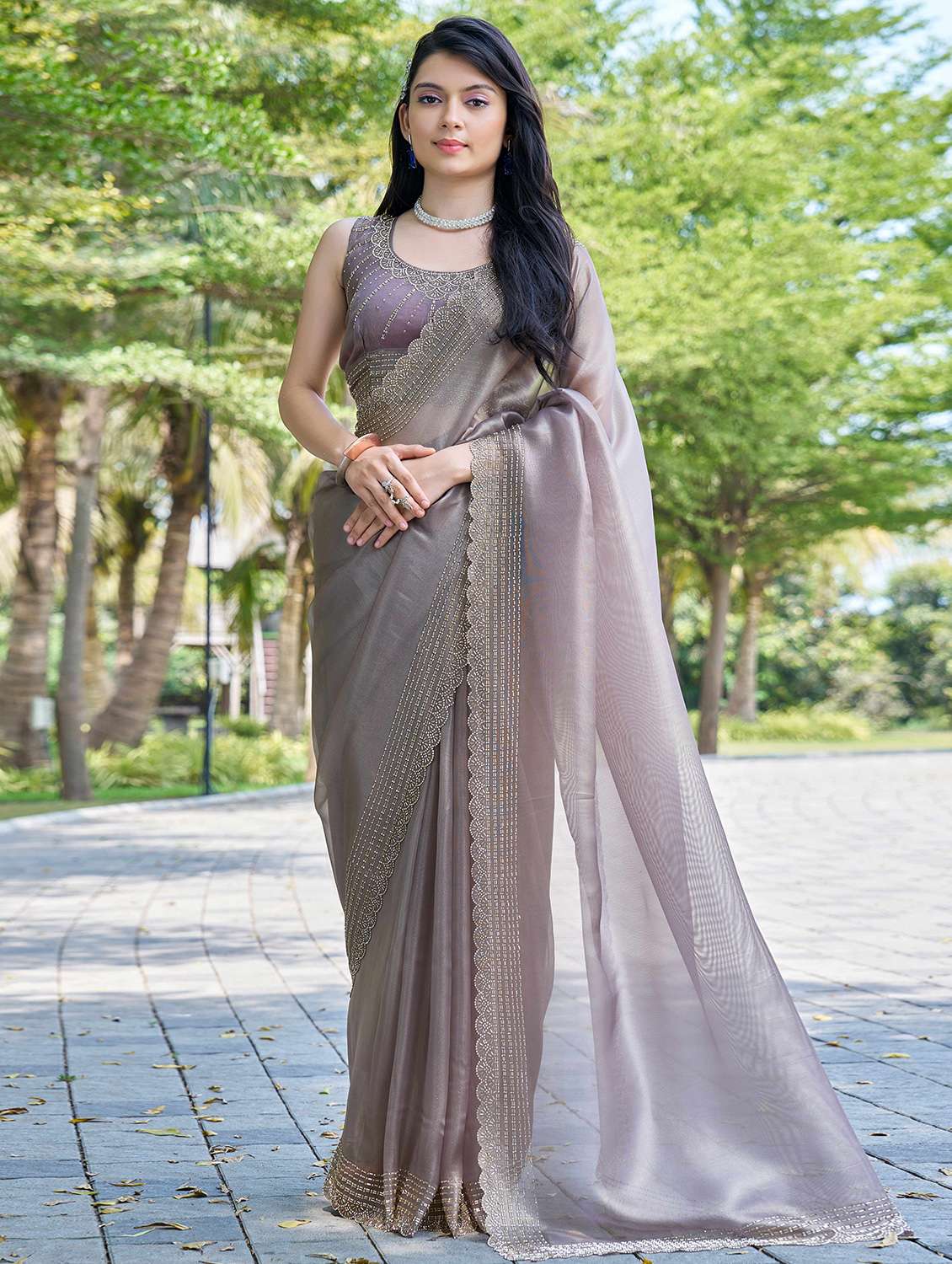 women solid with embellished bordered saree with blouse - 22140096 -  Standard Image - 1