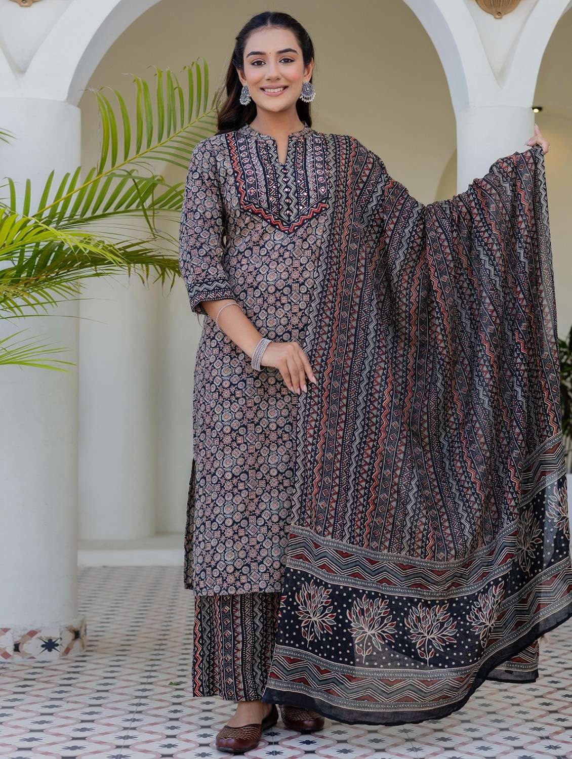women printed three quarter sleeve kurta palazzo with dupatta set