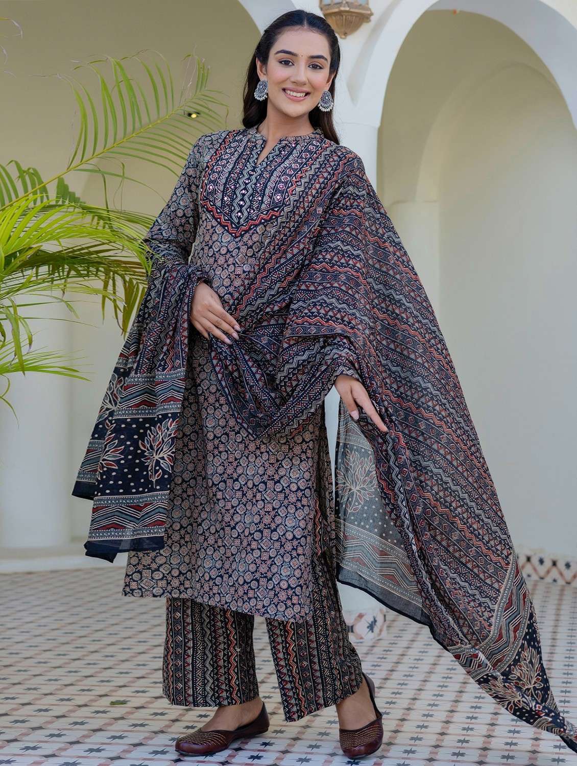 women printed three quarter sleeve kurta palazzo with dupatta set - 22140590 - Standard Image - 1