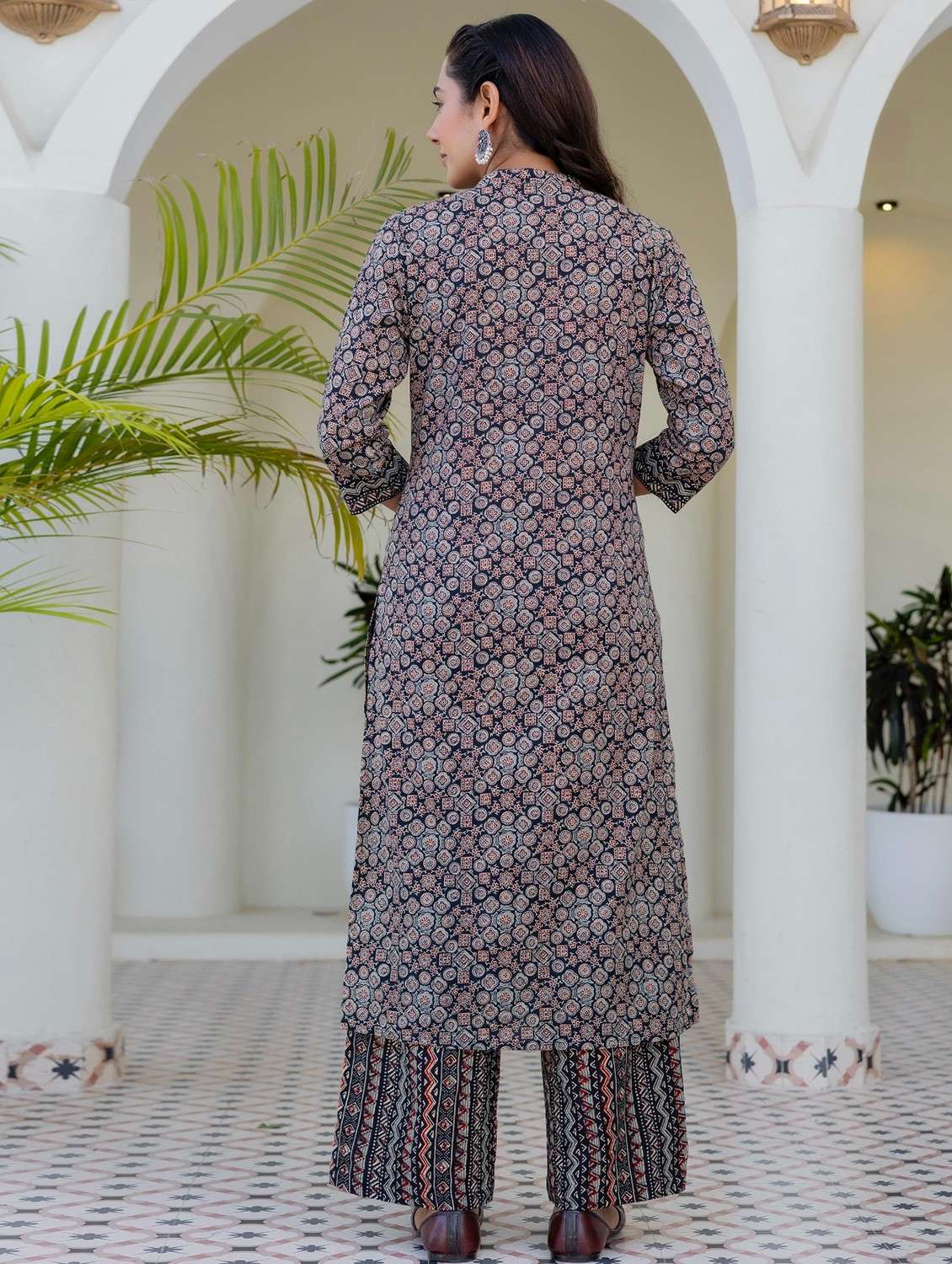 women printed three quarter sleeve kurta palazzo with dupatta set - 22140590 - Standard Image - 4