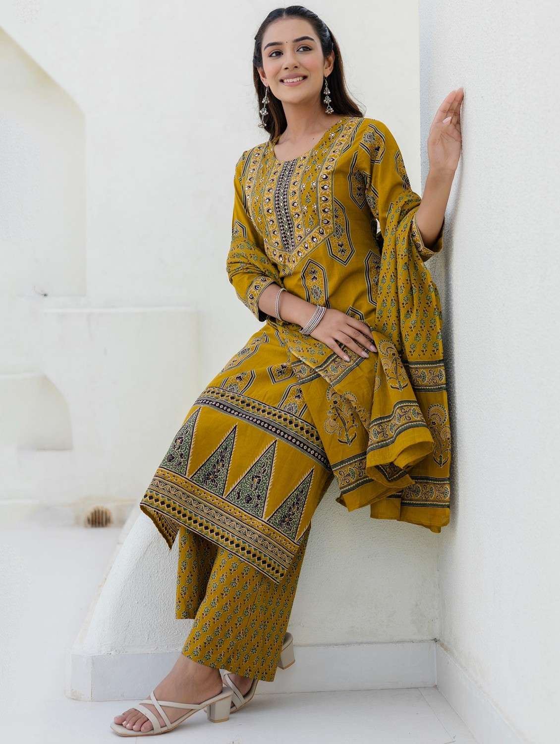 women printed three quarter sleeve kurta palazzo with dupatta set - 22140592 -  Standard Image - 4
