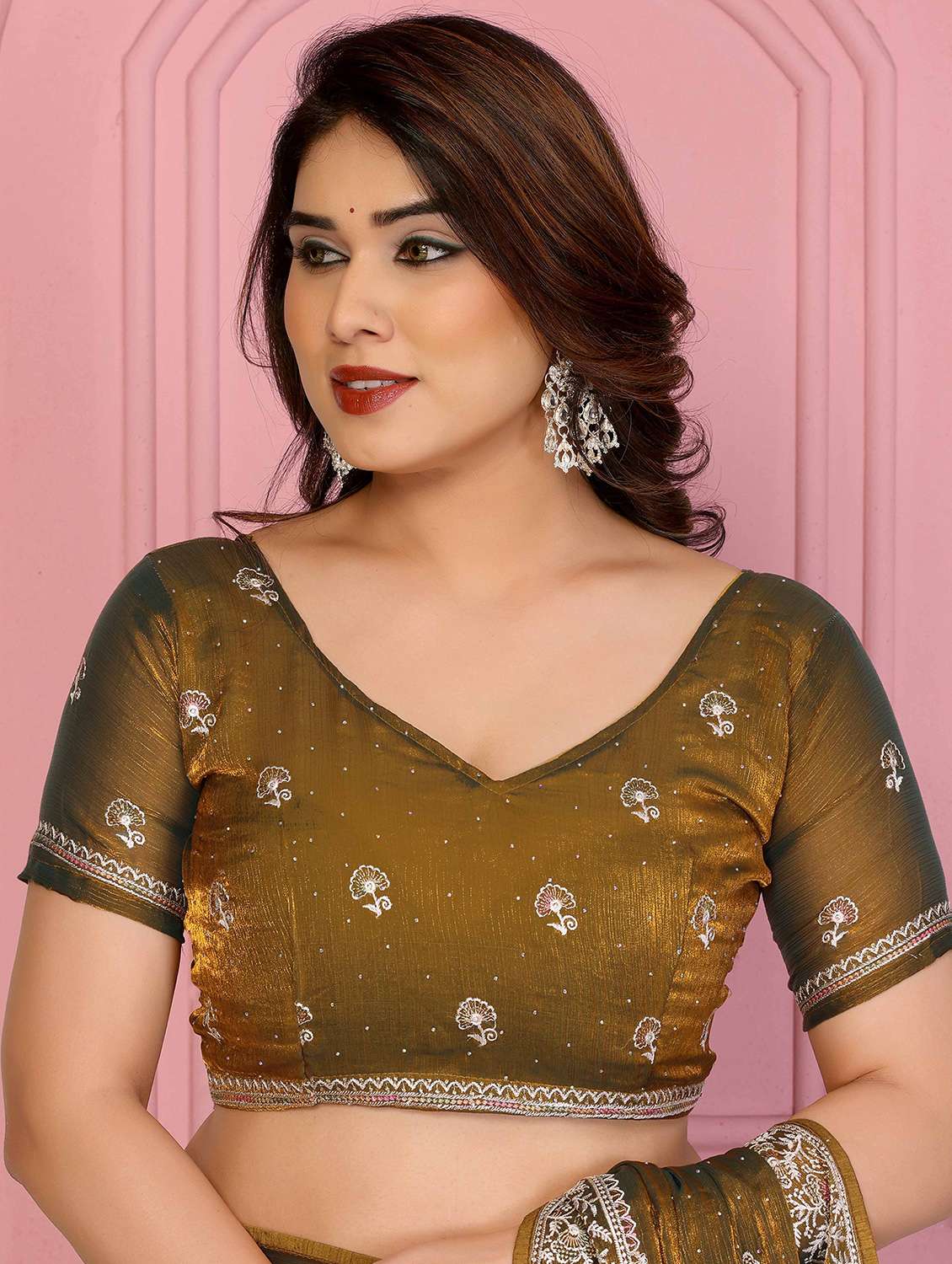 women solid with work embroidered saree with blouse - 22141075 -  Standard Image - 4