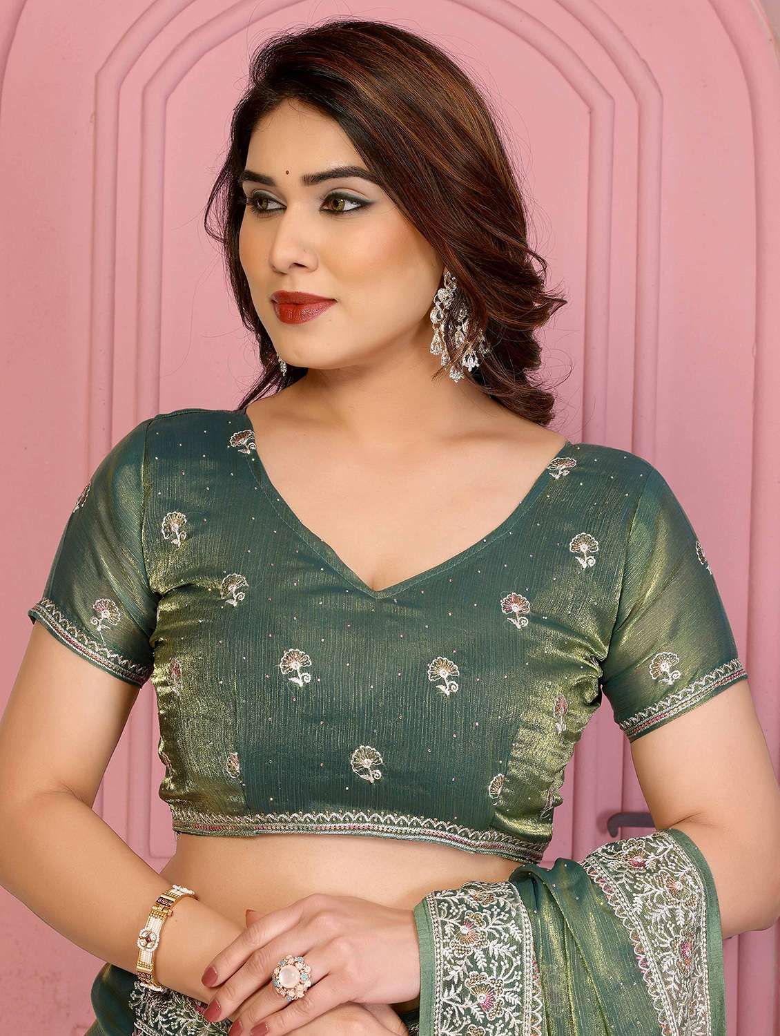 women solid with work embroidered saree with blouse - 22141076 -  Standard Image - 4