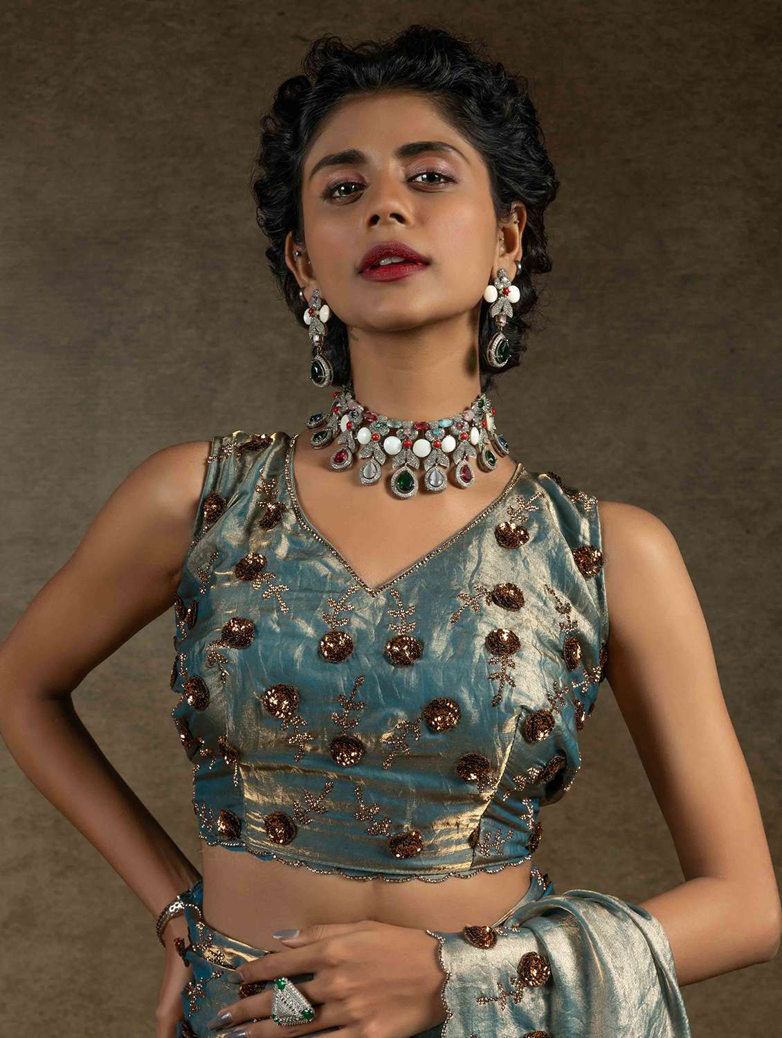 women solid with embellished bordered saree with blouse - 22141122 -  Standard Image - 4