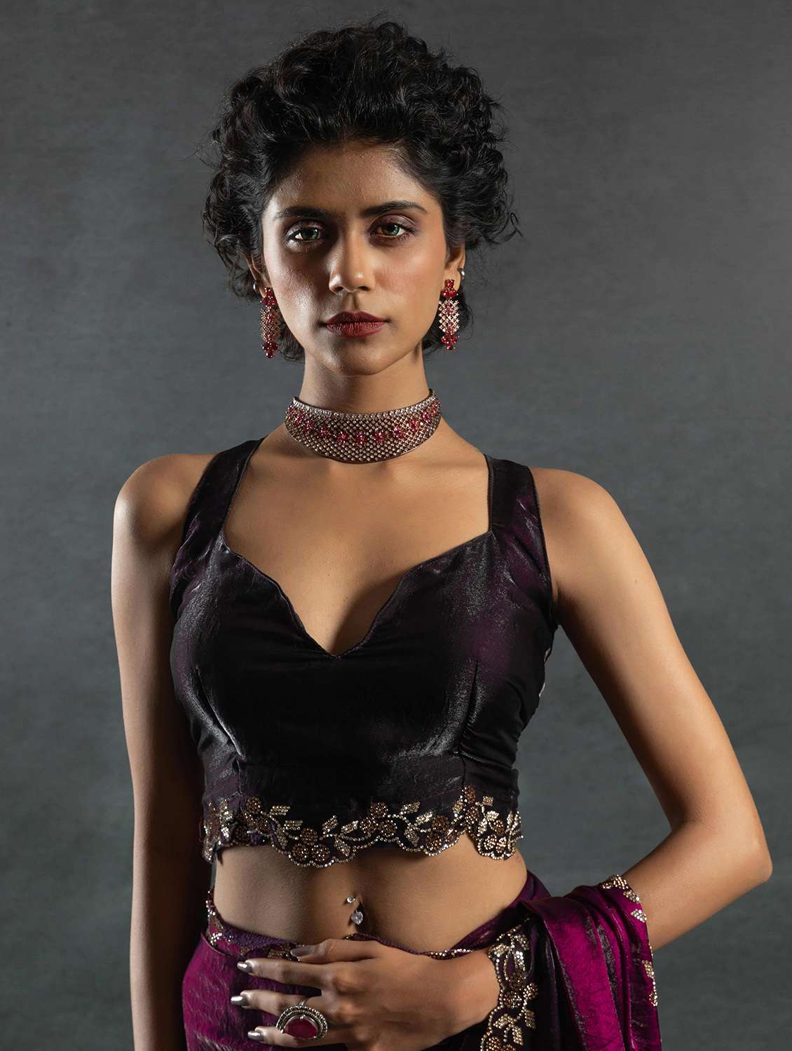 women solid with embellished bordered saree with blouse - 22141127 -  Standard Image - 4