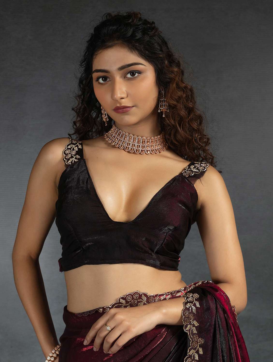 women solid with embellished bordered saree with blouse - 22141129 -  Standard Image - 4