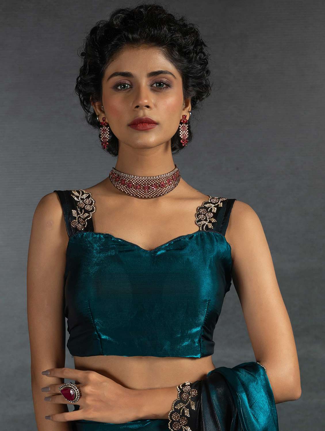 women solid with embellished bordered saree with blouse - 22141130 -  Standard Image - 4