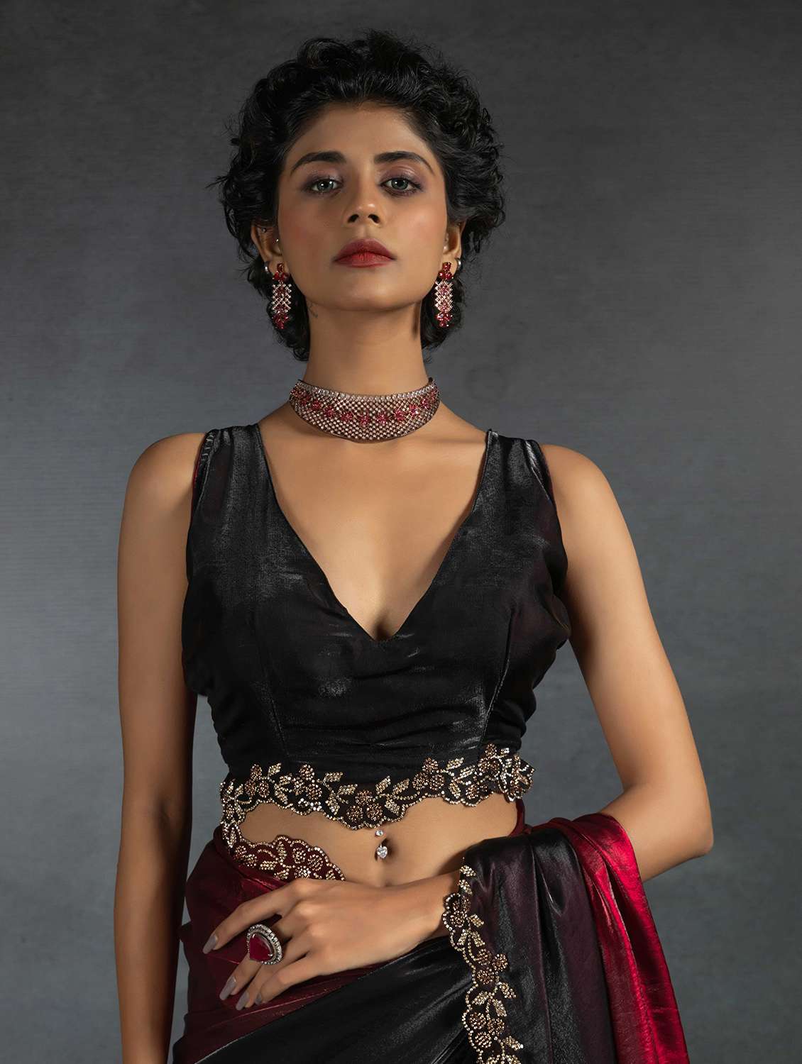 women solid with embellished bordered saree with blouse - 22141131 -  Standard Image - 4