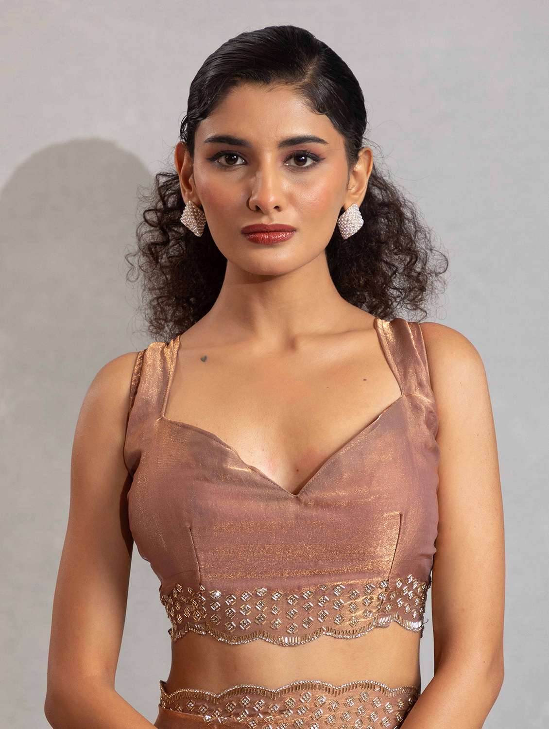 women solid with embellished bordered saree with blouse - 22141133 -  Standard Image - 4