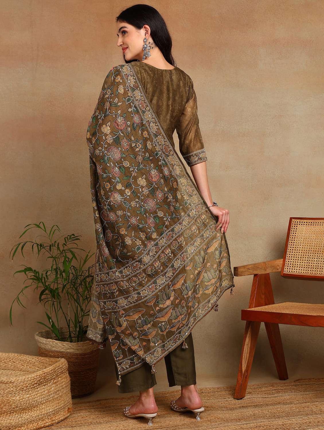 women floral three quarter sleeve kurta pant with dupatta set - 22141672 - Standard Image - 4