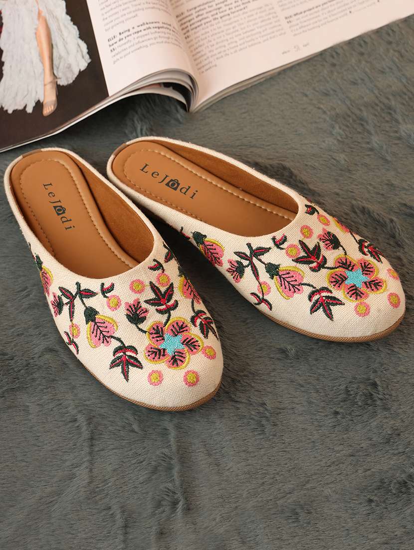 women embroidered slip on jutis