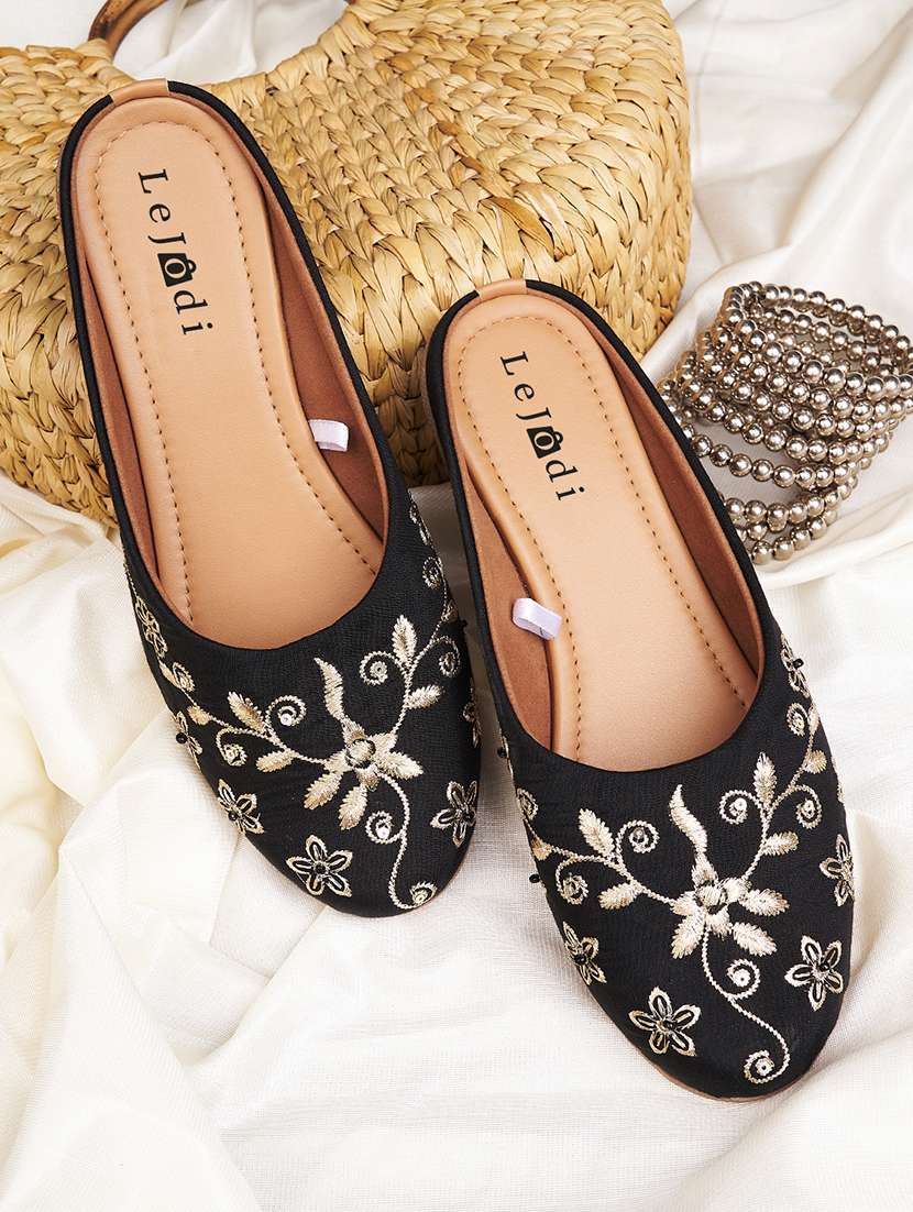 women embroidered slip on jutis