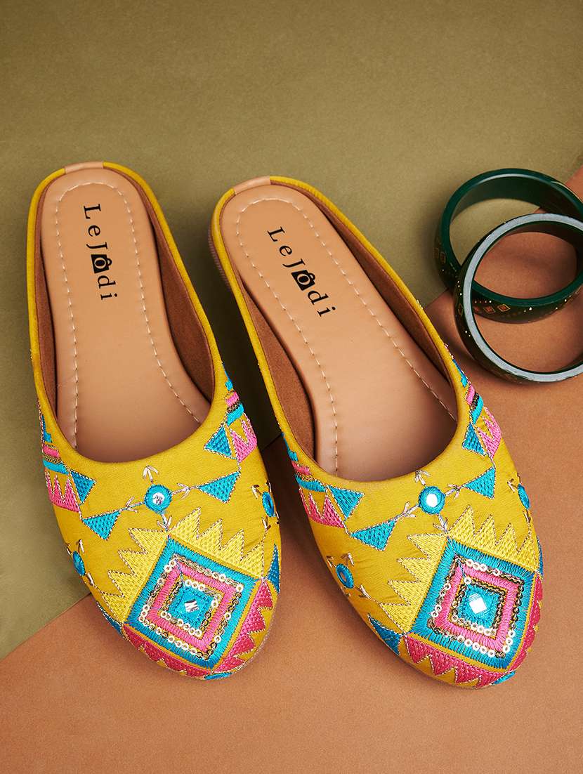 women embroidered slip on jutis