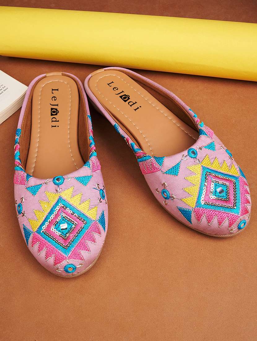 women embroidered slip on jutis