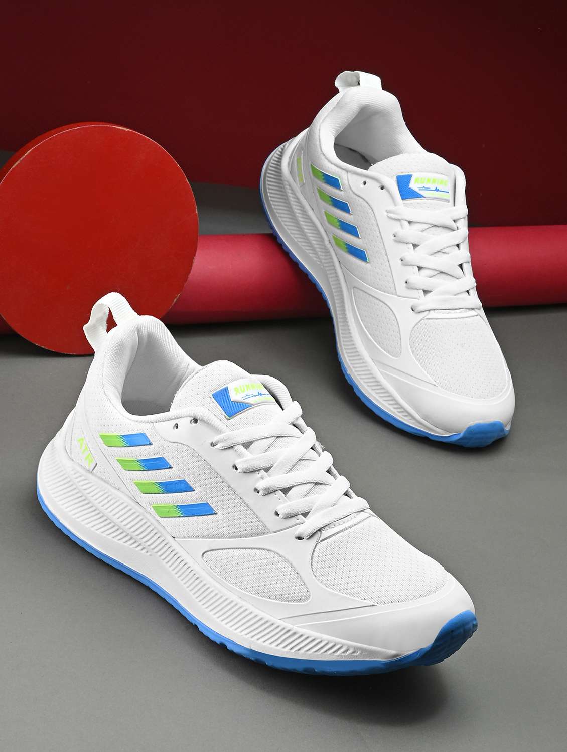 men white lace up sport shoe