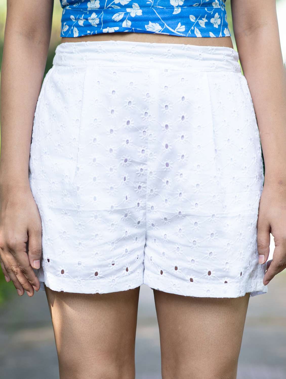 women white solid mid rise schiffli regular short - 22143972 - Standard Image - 4