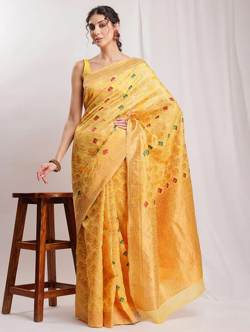 women self design bordered saree with blouse
