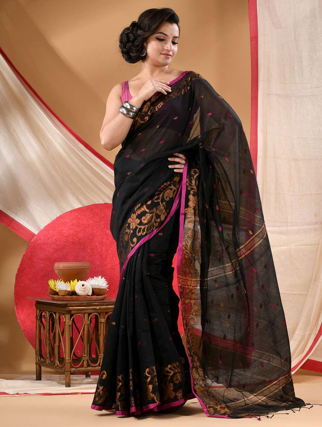 women self design handloom saree with blouse