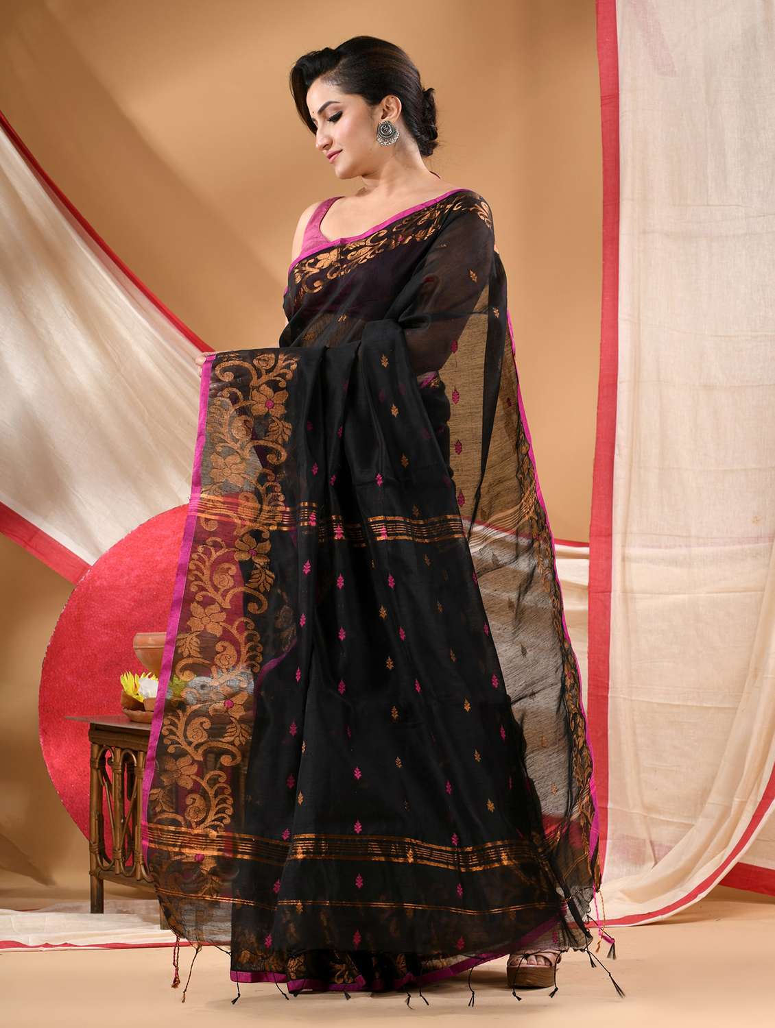 women self design handloom saree with blouse - 22144952 - Standard Image - 1