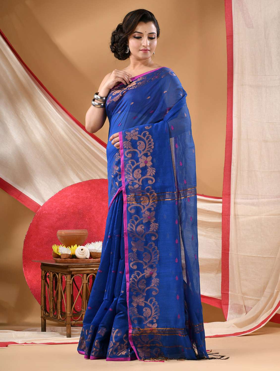women self design handloom saree with blouse - 22144953 - Standard Image - 1