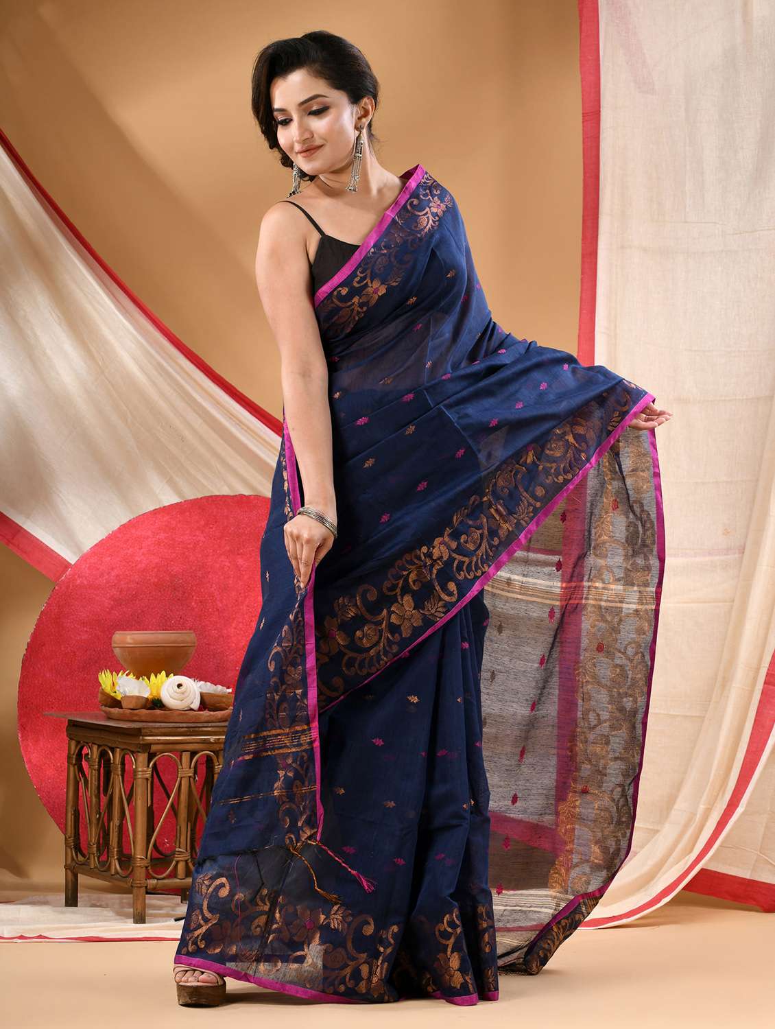 women self design handloom saree with blouse - 22144955 -  Standard Image - 1